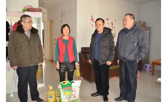汶上縣人民政府 工作動態(tài) 汶上縣人社局到共駐共建西門社區(qū)開展慰問困難黨員和群眾活動