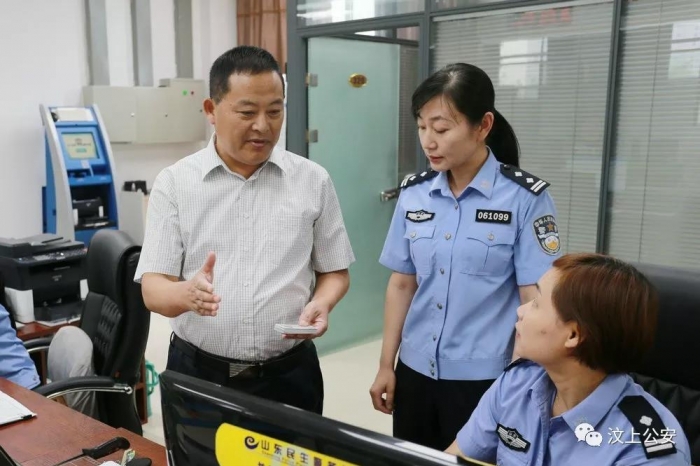 汶上縣人民政府 政務(wù)要聞 副縣長、公安局長許文祥到縣為民服務(wù)中心公安局窗口督導(dǎo)“放 ...