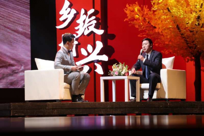 苑莊鎮(zhèn)黨委書記李振生在市鄉(xiāng)村振興文藝匯演現(xiàn)場(chǎng)接受訪談