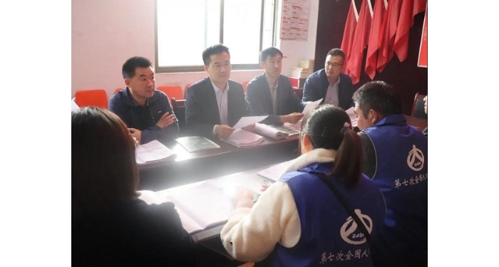 縣委常委、副縣長魏中齊視察人口普查摸底登記工作